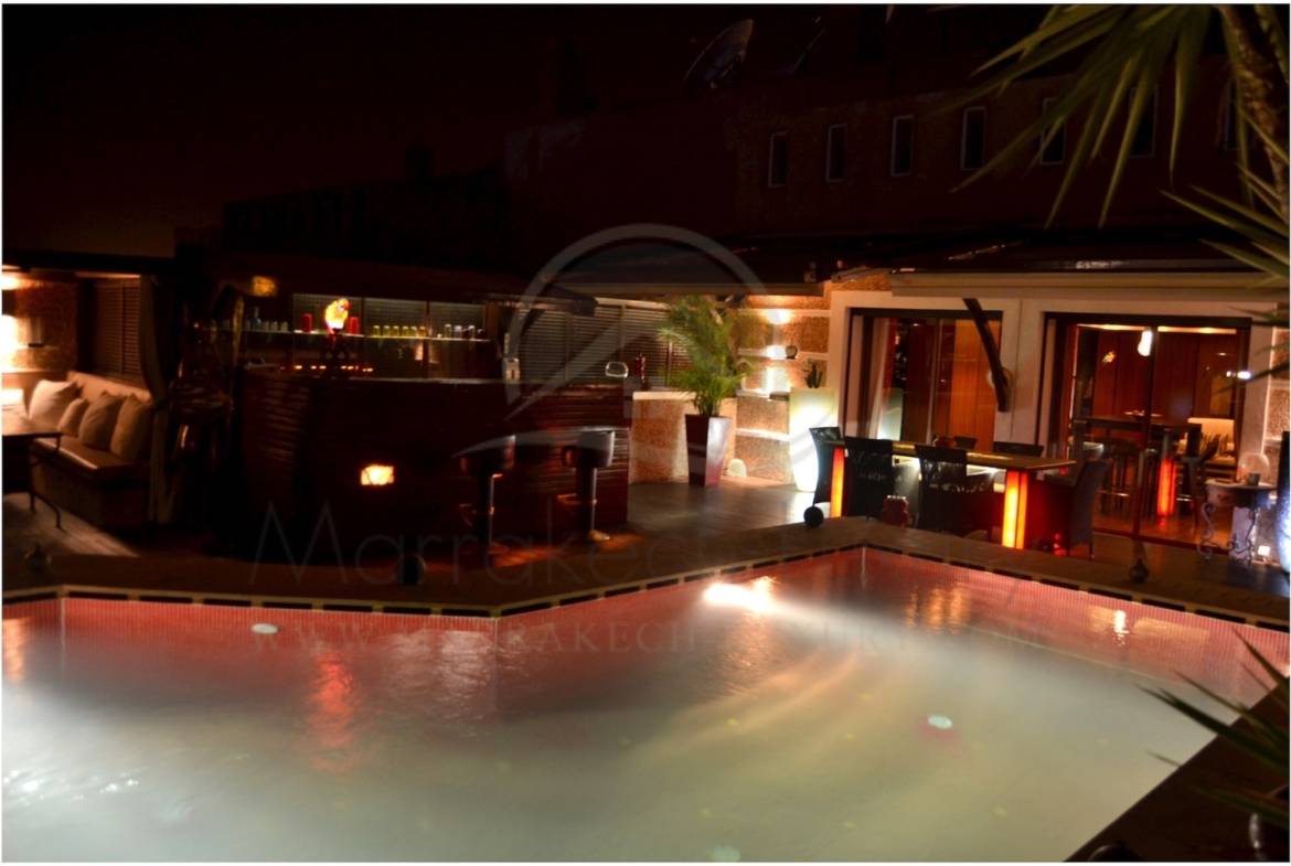 SPLENDIDE ET CHIC PENTHOUSE AVEC PISCINE SUSPENDUE PRIVÉE À MARRAKECH