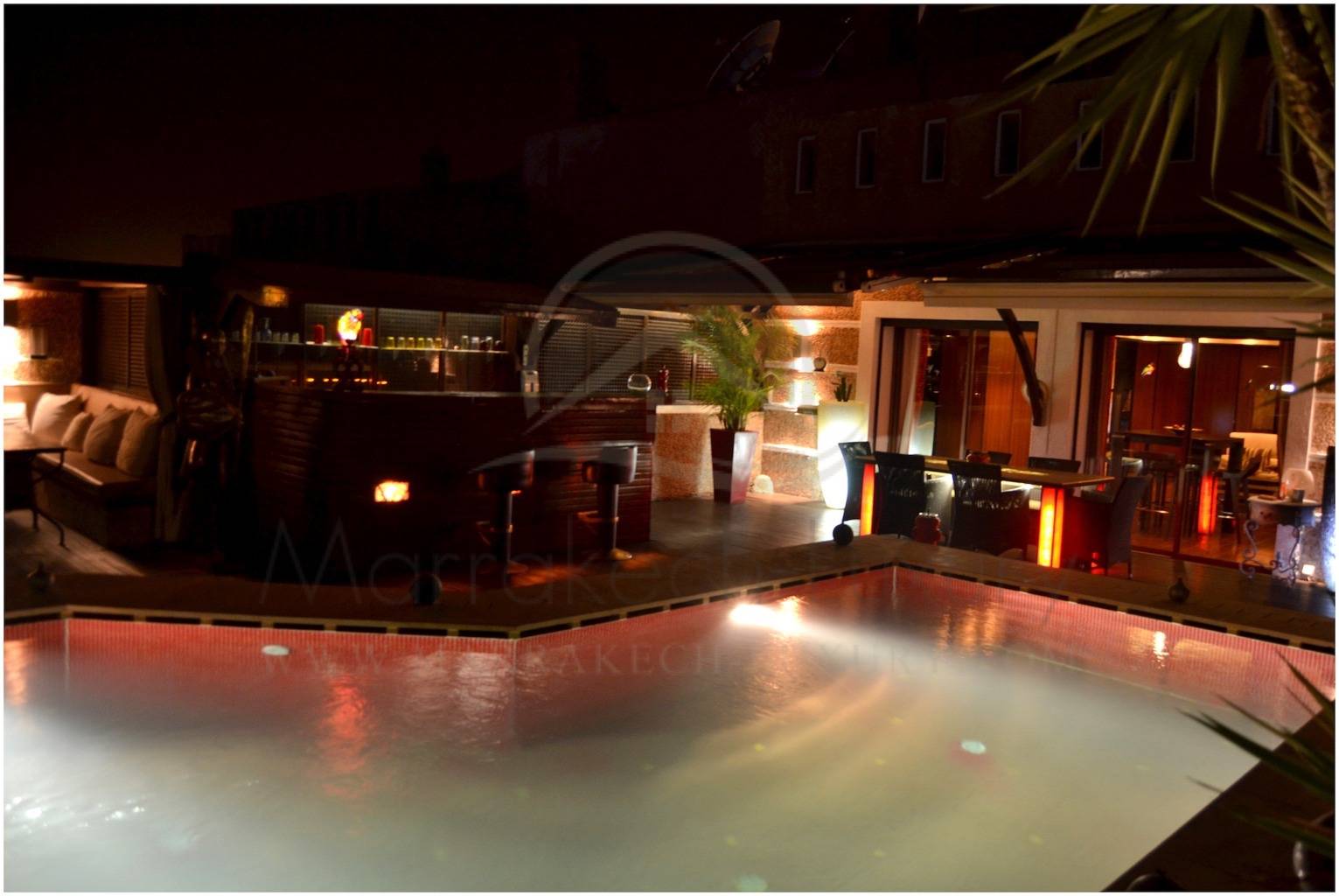 SPLENDIDE ET CHIC PENTHOUSE AVEC PISCINE SUSPENDUE PRIVÉE À MARRAKECH