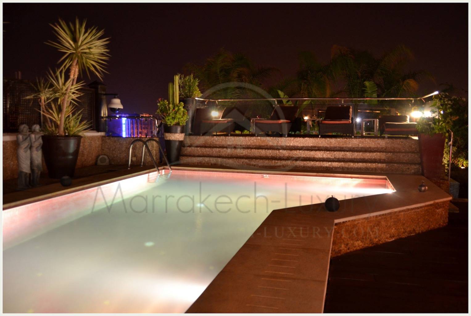 APTAVHUE1017JM_99 SPLENDIDE ET CHIC PENTHOUSE AVEC PISCINE SUSPENDUE PRIVÉE À MARRAKECH