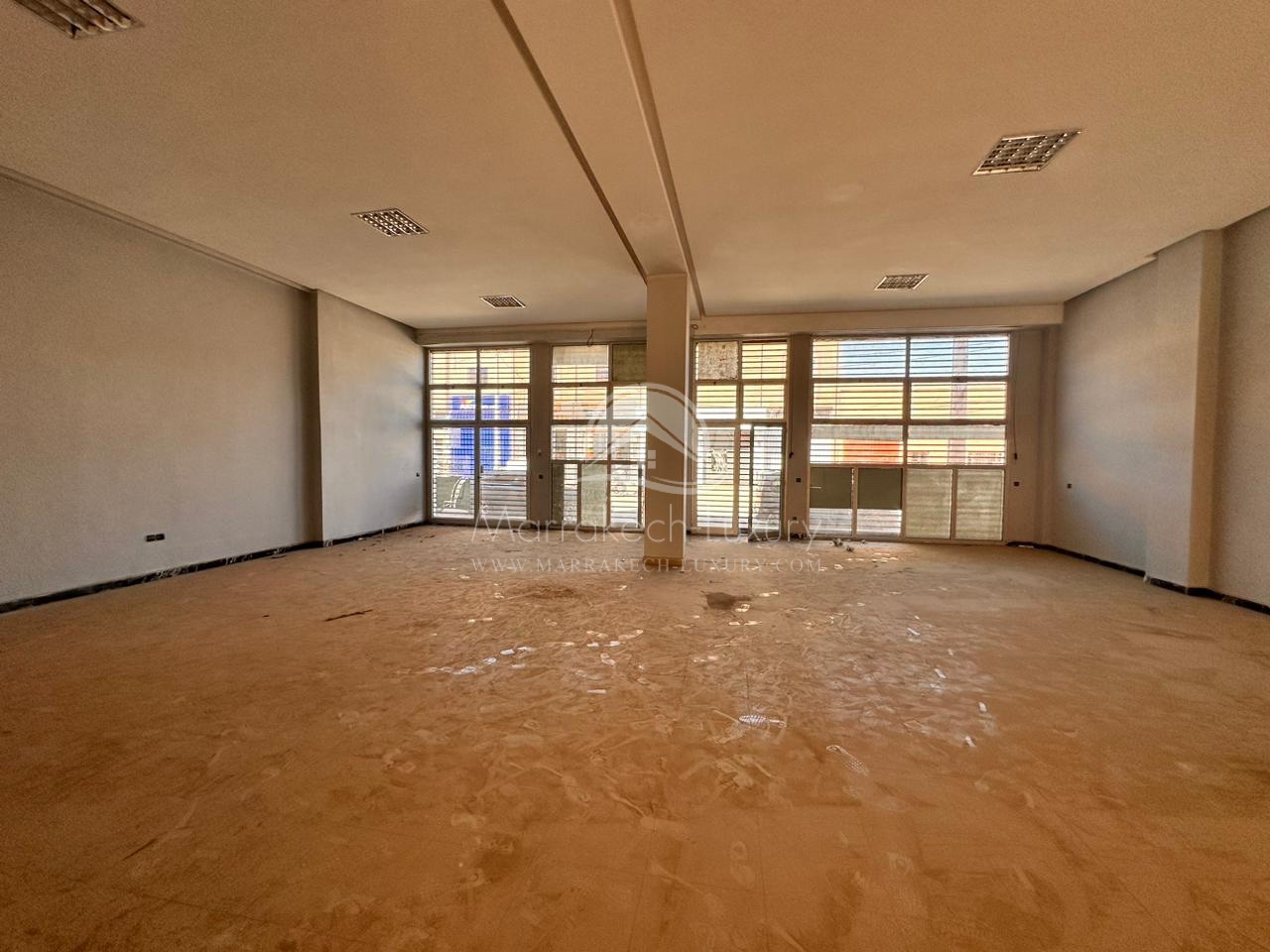 Bâtiment commercial de 1 100 m2 à louer - Sidi Ghanem