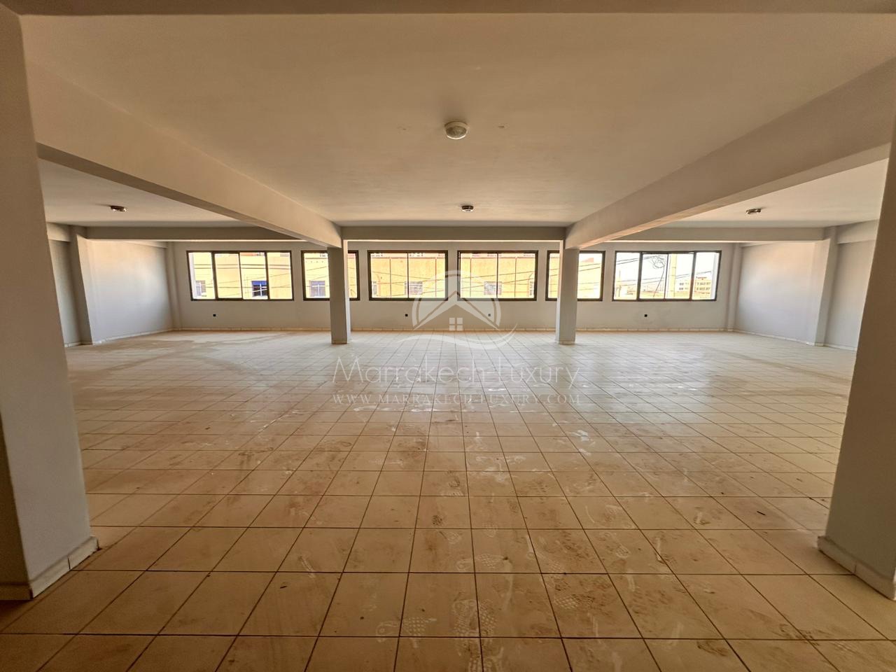 Bâtiment commercial de 1 100 m2 à louer - Sidi Ghanem