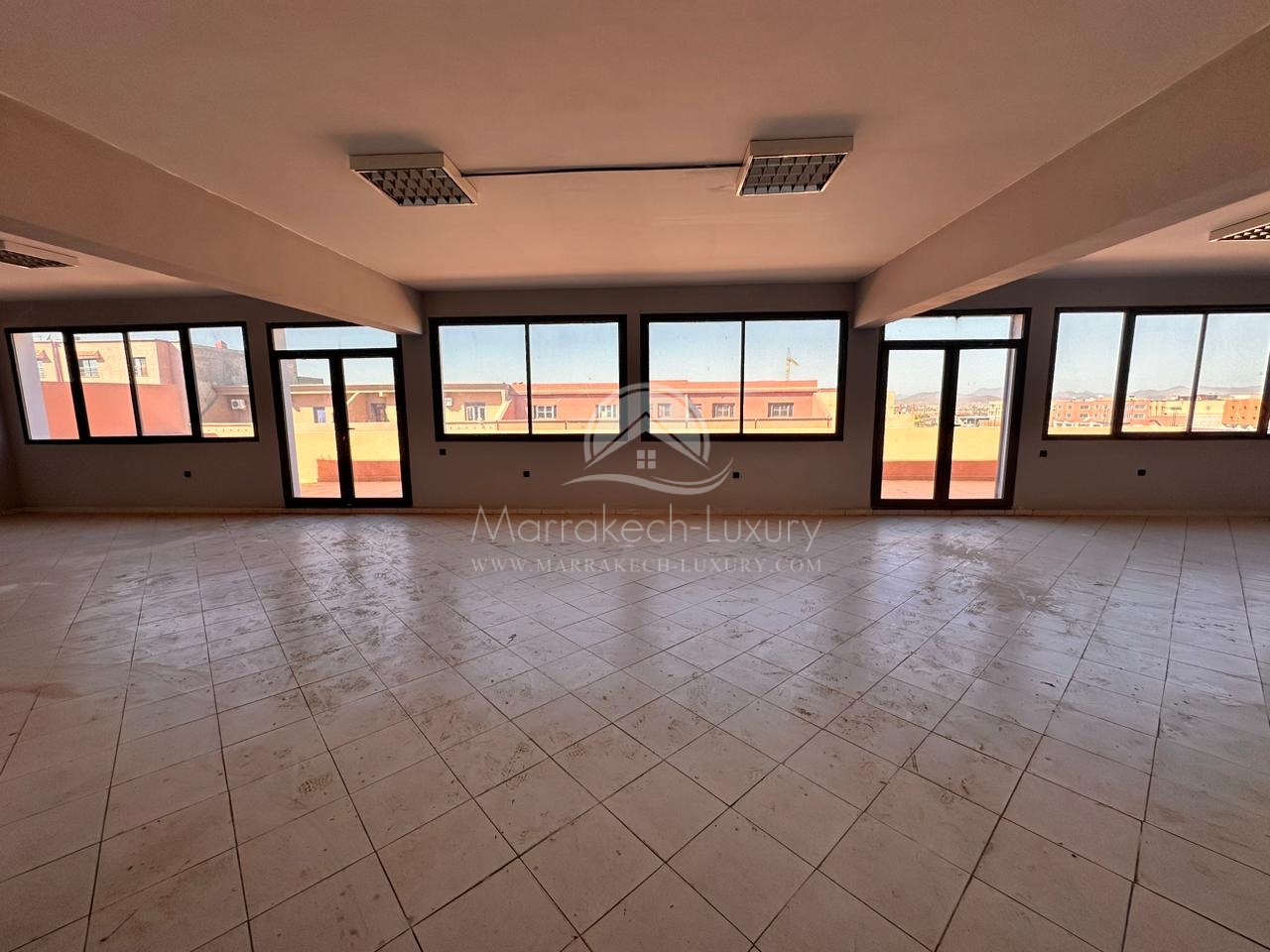 Bâtiment commercial de 1 100 m2 à louer - Sidi Ghanem